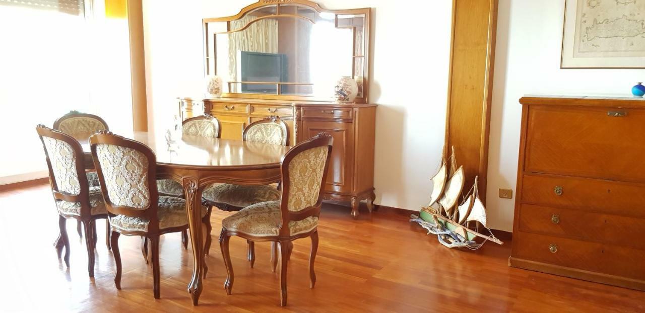 Perfect Beachfront Apartment Атина Екстериор снимка